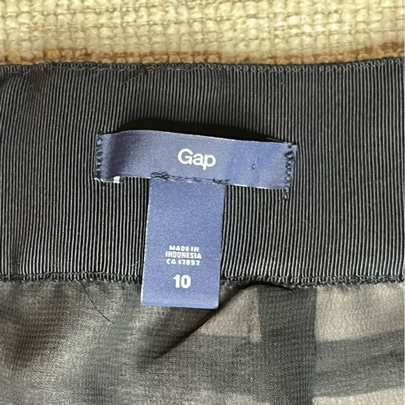 ⭐️ GAP A-line skirt- size 10- black grey stripe with small flaw - Picture 6 of 6